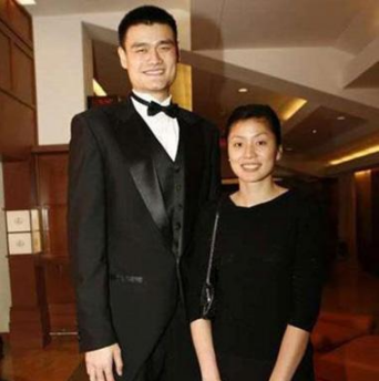 『姚明』39岁姚明身价26亿，如今体重已超350斤，妻子叶莉：生活上很不方便