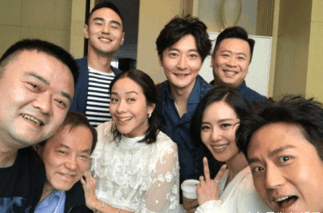 孙俪|难怪孙俪从不晒公婆，看到他们的全家福后，网友：这颜值谁敢晒啊