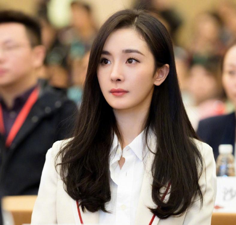 『林一』正式会议不能化浓妆，杨幂现场生图被爆，这才是她33岁真正模样吧