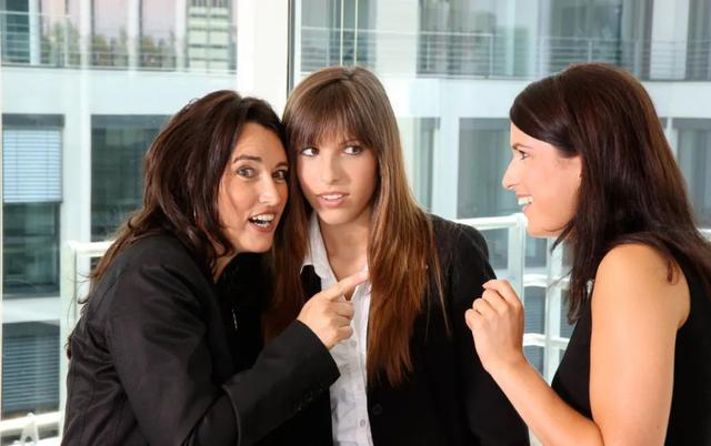 『』一个中年人中肯地告诫：千万别告诉同事，你有工资以外的收入来源