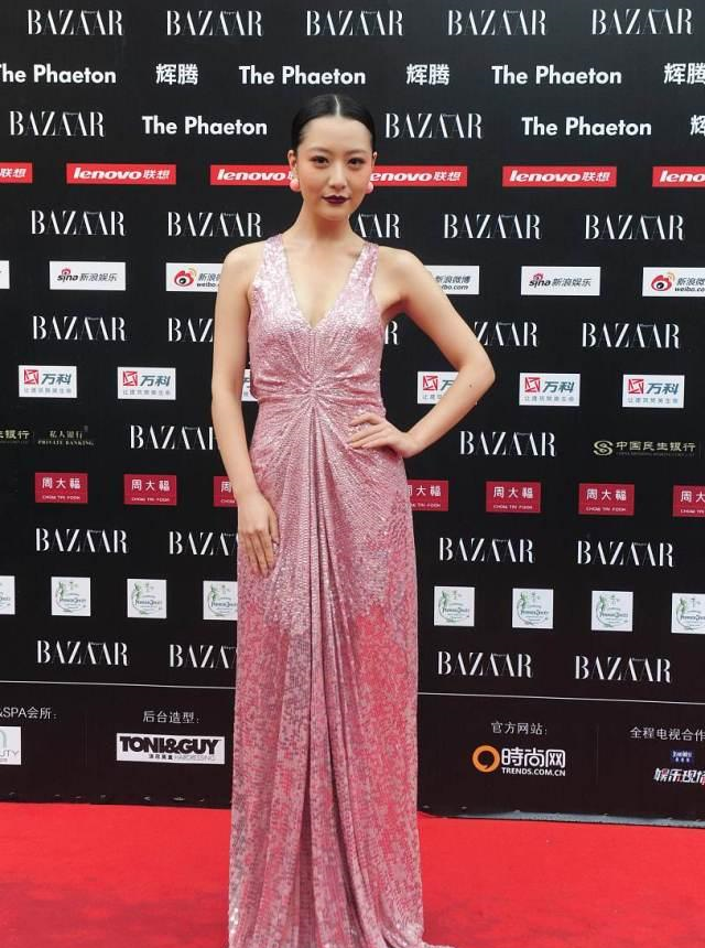 |34岁白冰又换风格，挑战粉色露背连衣裙，搭配姨妈色口红A爆了