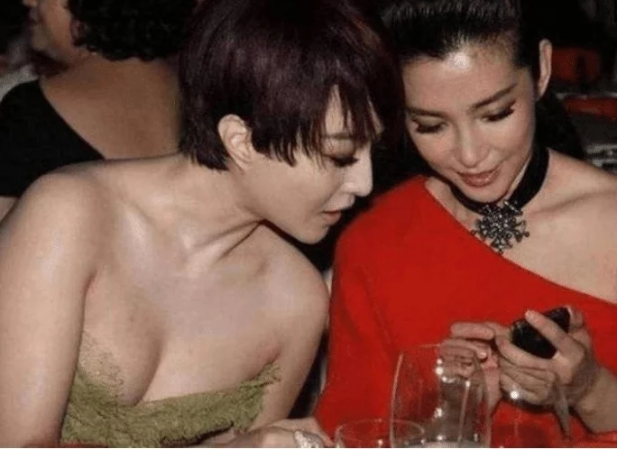 成龙：成龙当年和“双冰”喝酒照被扒， 在无美颜的年代，差距一目了然