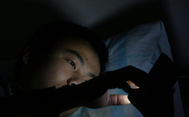 「失眠」警惕:男人身体若有4个怪像,或是雄性激素即将“衰竭”了