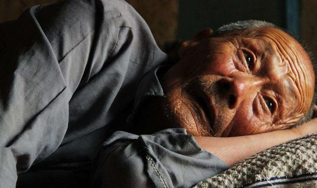 「科学家」人死前为何会留下眼泪，是逝者看到了什么吗？看看科学家怎么说