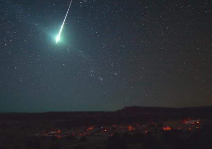 行星|我国山东出现明亮火球，在高空爆炸时，瞬间点亮夜空！