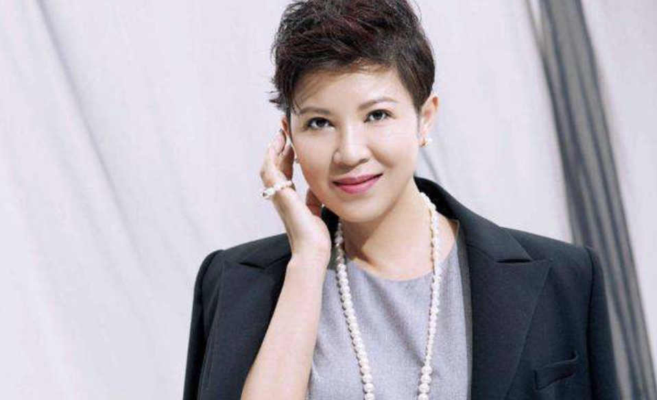 春晚|她9次登上春晚，与老外同居却被骗3000万，40岁嫁27岁男友真幸福！