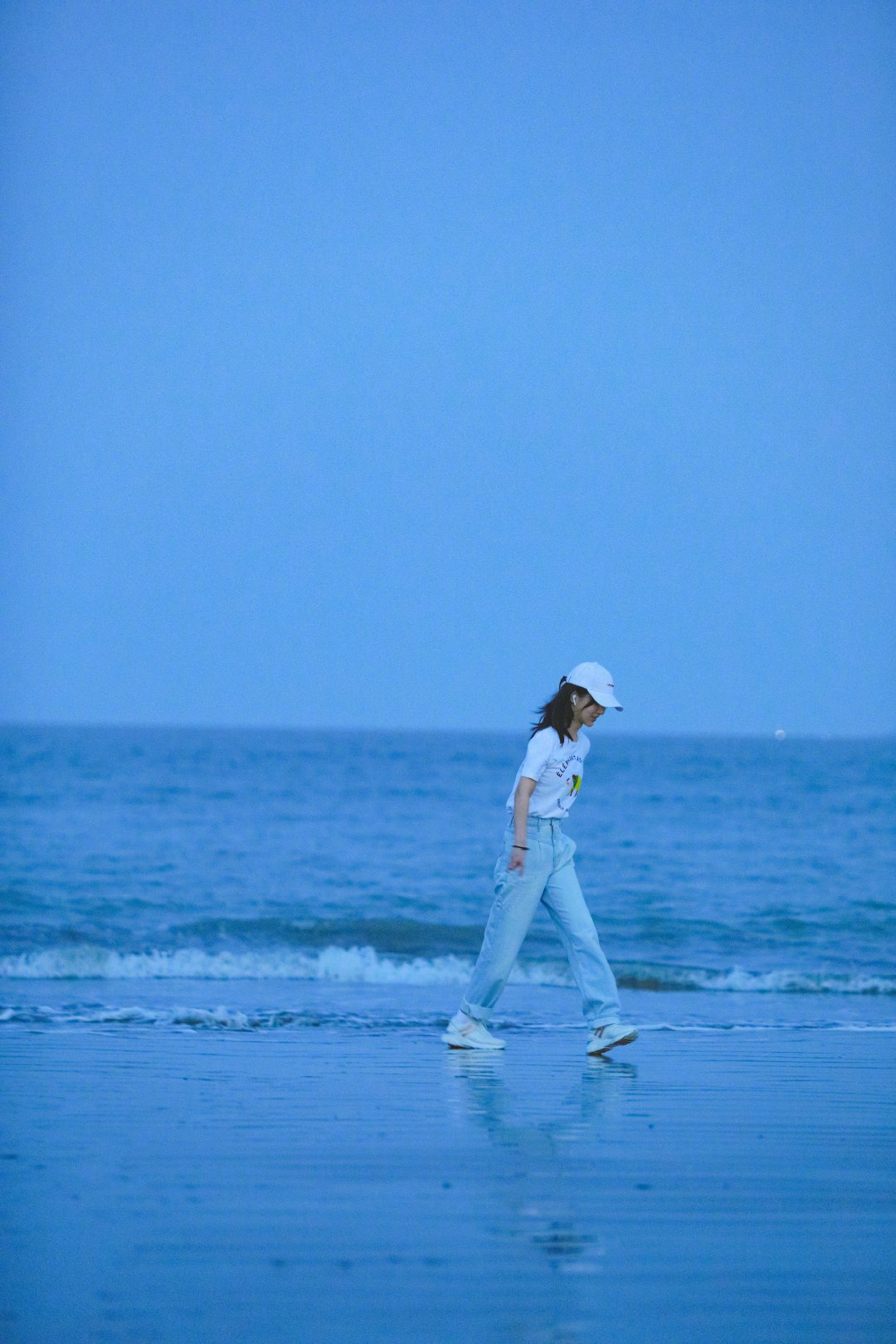 t恤@王一博短发真帅气，穿简单黑T就让人目不转睛，教你夏天怎么穿T恤