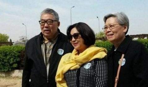 李连杰▲时隔25年，李连杰与前妻再度相聚，58岁黄秋燕这个站位太辛酸