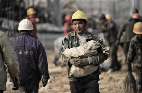 ▲搬20袋水泥上12楼, 雇主嫌轻松只给一半工钱, 农民工一动作, 他傻了