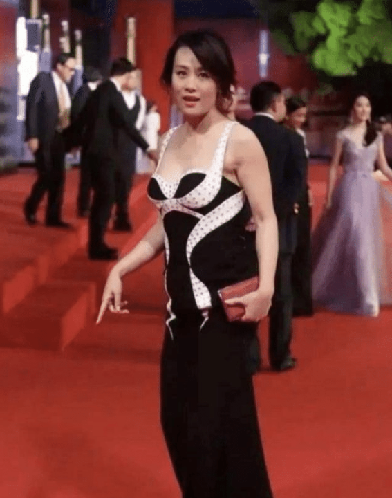 邬君梅|?20年前,母亲惊艳了“中国影坛”,20年后,女儿成为“全球最美”