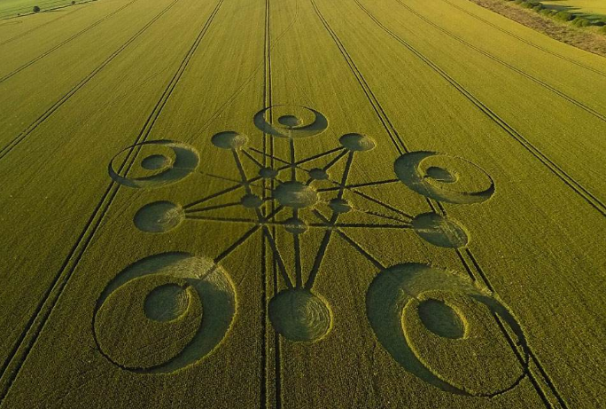 麦田怪圈|科学家尝试用麦田怪圈破译外星人的信息，他们在示好？还是警告？