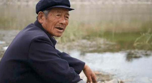 河南@河南老伯河边钓鱼，鱼没有钓着，却“钓”来一只价值18亿的乌龟