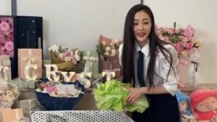 张天爱|张天爱礼物拆箱，弯腰幅度太大引热议，网友：别再打擦边球了！