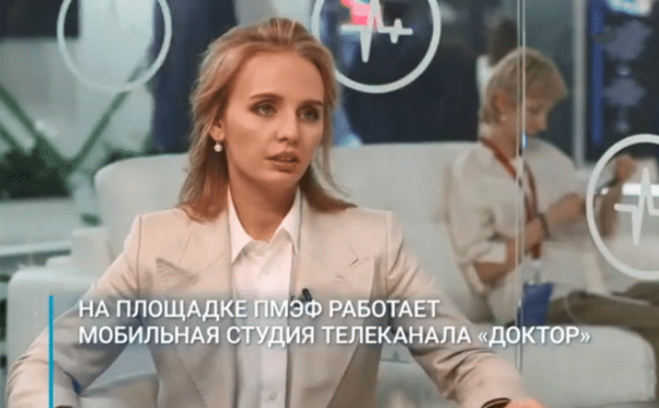 普京▲普京35岁千金“罕露面”，西装踩透明鞋很是惊艳，伊万卡“终遇劲敌”！