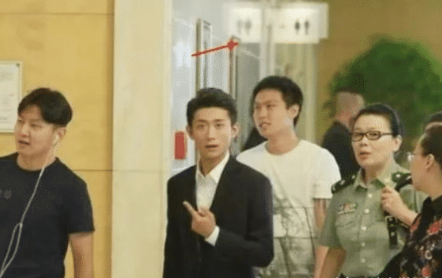 「张一山」以为自己很红，机场上厕所带了2排保镖，张一山当场蒙圈：这谁啊