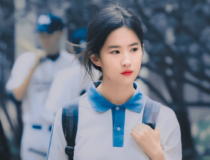 刘亦菲|刘亦菲彻底放开，就靠一块“三角布”遮羞，果真不要“玉女”形象了？