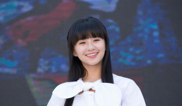 小彩旗|春晚一炮而红的“小彩旗”，21岁就胖成大妈，姨妈杨丽萍也无奈