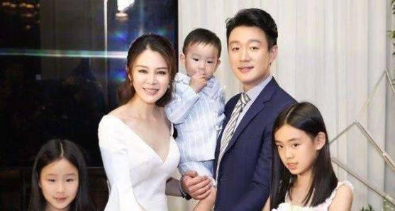 「佟大为」他娶了自己的女老师，8年生下了两女一男，如今39岁成这样！