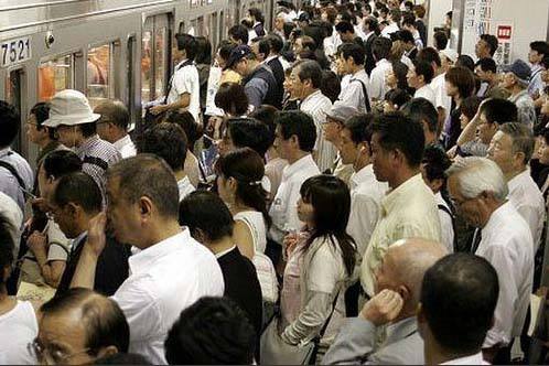日本地鐵擠到人“意外懷孕”？看到這組照片後，網友：難以想象-圖2