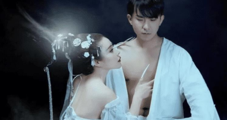 春丽|她堪称真人版春丽，怎样的老公才能驾驭她？看到两人合照后明白了