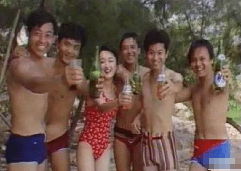 「杨钰莹」47岁的杨钰莹为什么嫁不出去？看完她的这些照片，网友：这谁敢娶？