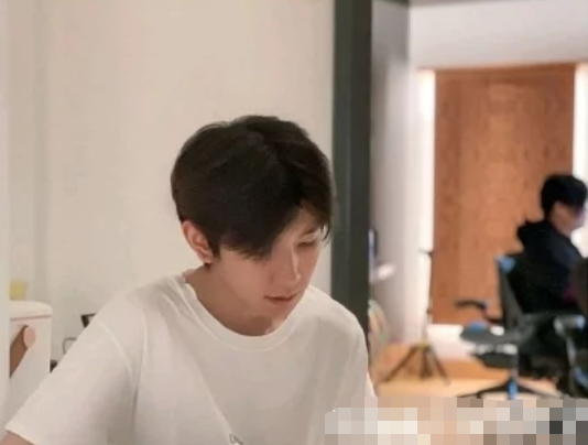 「王源」昔日“三小只”差距巨大，一位差点成影帝，一位资源却越来越差，直线下滑！