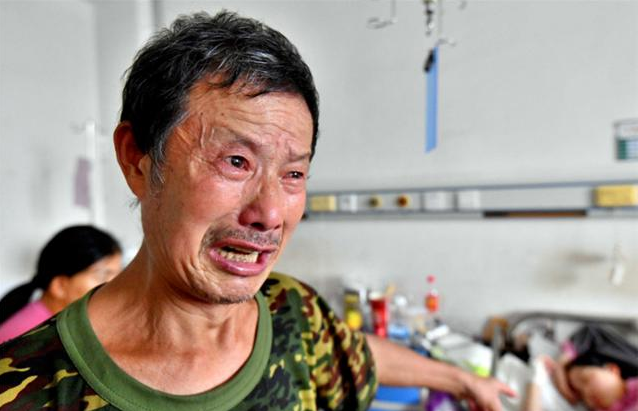 颜夕趣史|老人垃圾堆捡回女婴，辛苦抚养16年终于长大，如今生活乱成一团