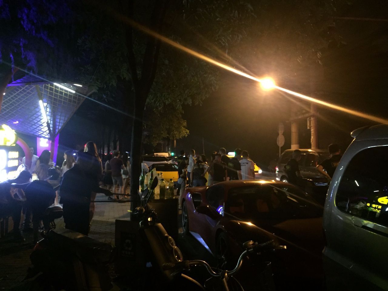 #周冬雨#郑恺开了全上海最大的夜店，豪车扎堆！网友：这辈子都消费不起！
