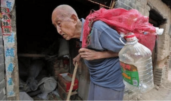 颜夕趣史|捡破烂老人1.8万积蓄被偷,报案时身份被查,惊动了高层领导