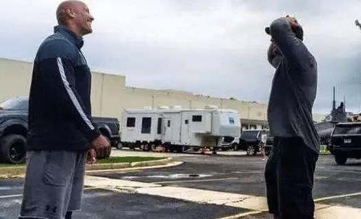 『好莱坞』好莱坞巨星强森为感谢替身16年来为自己“遮风挡雨”, 送超大豪礼