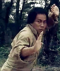 「成龙」曾与成龙齐名，因一句话遭封杀，曾大骂周星驰，如今全家都是高手