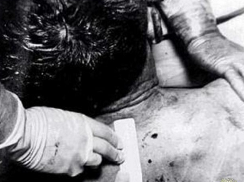 #约翰·肯尼迪#1963年肯尼迪遇刺的现场:街道上直接被一枪爆头,图6的妻子慌忙去捡头盖骨