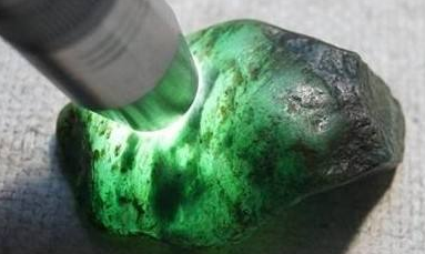 ：小伙拿一破石头参加鉴宝，称值3个亿，专家：不止，远超你的估价