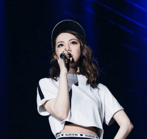 我是歌手|《我是歌手》节目真的有毒，亚军火了冠军没影子了，还不如叫冠军都去哪了