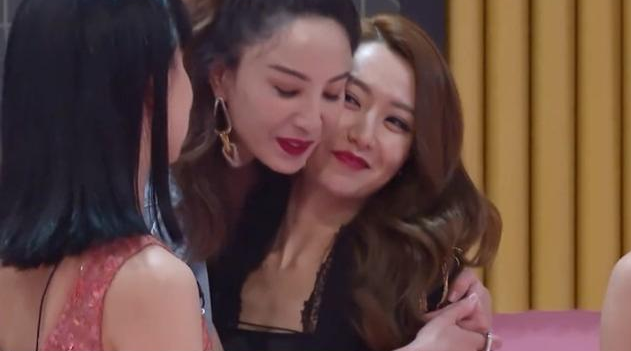 蓝盈莹：蓝盈莹5人团线下合体跳舞，稳居C位关系和谐，不邀请黄圣依很明智