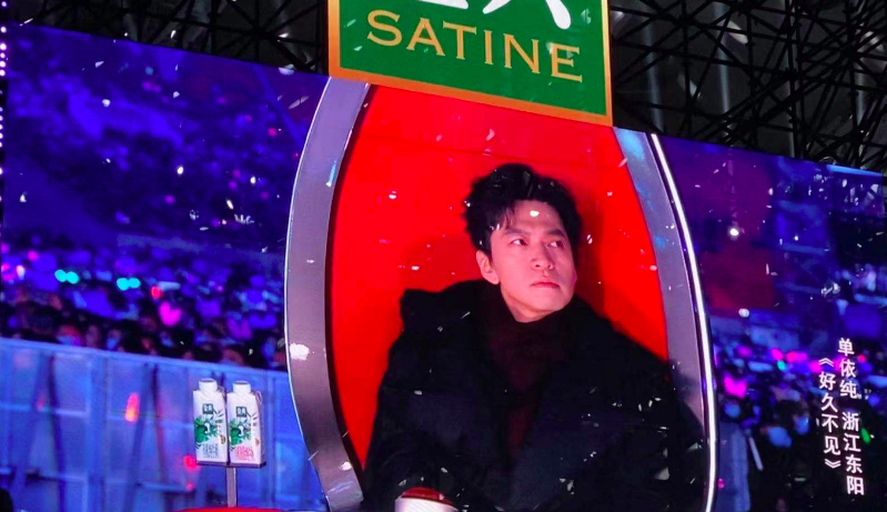 好声音|《好声音》总决赛现场,李建身穿大棉袄,台上台下差距太大