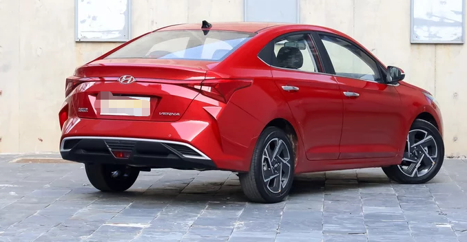 #现代悦纳#年轻人没钱就买它!油耗4.9升,顶配不足10万元,配贯穿尾灯