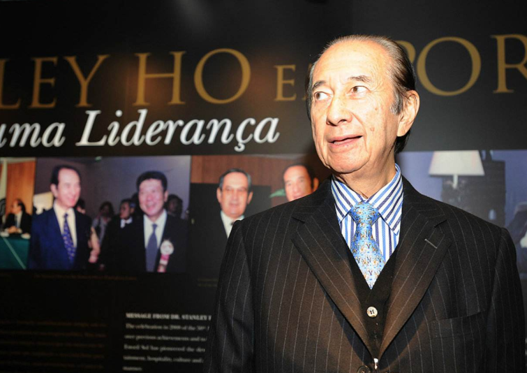 何鸿燊■一代赌王何鸿燊高龄99岁,仍然身强体健,他的保养方法普通人学不来