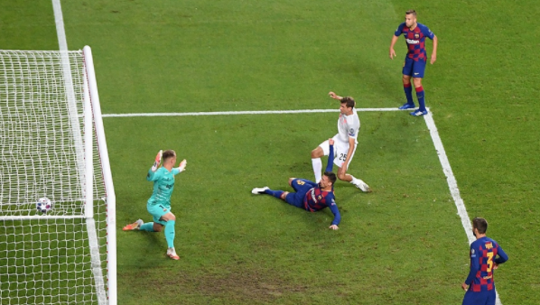 拜仁慕尼黑|拜仁8-2巴萨引热议！贺炜和黄健翔点出最大败笔，董路：终结！