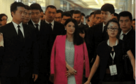 张一山|以为自己很红，机场上厕所带了2排保镖，张一山当场蒙圈：这谁啊