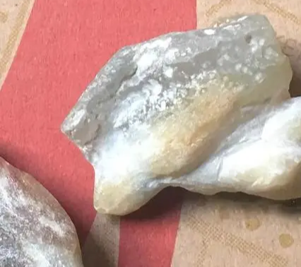 |一块不起眼的翡翠原石，巧雕后没想到竟是一件引人注目的精品挂件！