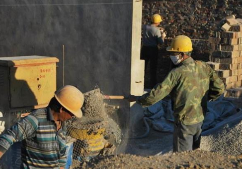 ▲搬20袋水泥上12楼, 雇主嫌轻松只给一半工钱, 农民工一动作, 他傻了