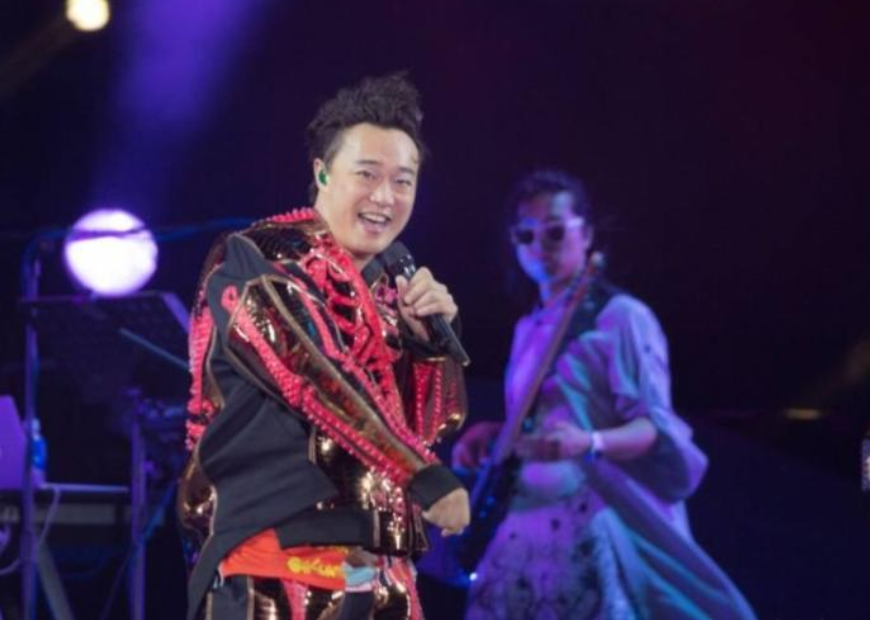 演唱会|堪称“最惨”演唱会：八万人的会场才去了20人，害怕尴尬用黑布遮挡空位