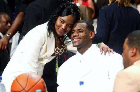 #周扬青#节日快乐!盘点母亲含辛茹苦养育的巨星,詹姆斯、杜兰特和哈登上榜