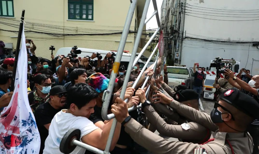 美军|废妃回宫,大赦死囚!泰国万民揭竿而起:死也要干掉王室!
