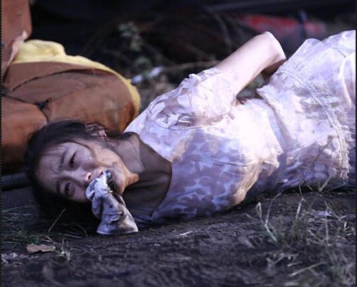 关晓彤▲关晓彤演技最炸裂的一次，看她剧中被扇耳光的样子，“牺牲”还挺大的