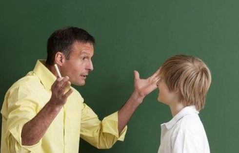 |学生骂老师，导致老师不管整个班的学生了！其嚣张气焰，已经毋庸置疑！