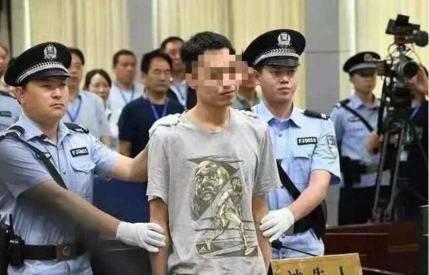 「栾川」栾川殴打老师的常某出狱后，警车接至宾馆有何玄机？