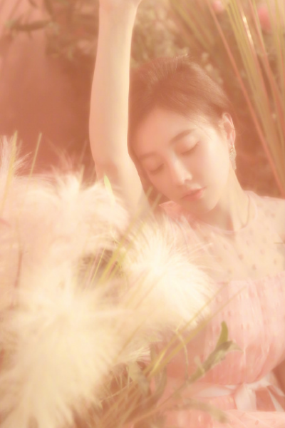 『冯提莫』冯提莫挑战“死亡黑袜”， 本以为会显腿短， 谁知穿出“灯管腿”