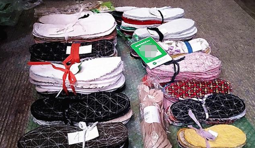 退休金▲八旬老人街头卖鞋垫，有退休金，三个儿子是博士！